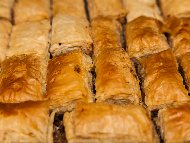 Баклавички от готови кори с олио, локум, орехи, канела и ябълки